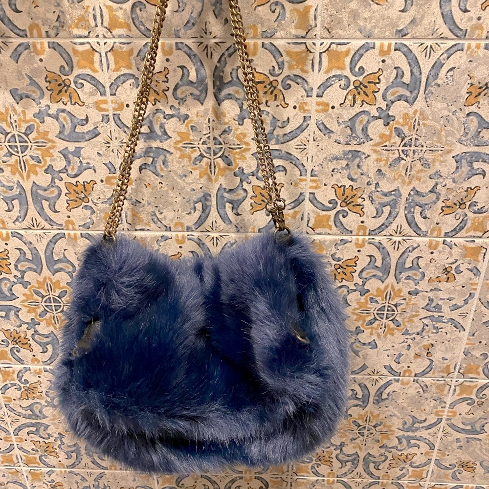 NWT UNIQUE/FUZZY blue purse( shoulder or hand held! 💙Adjustable💙
